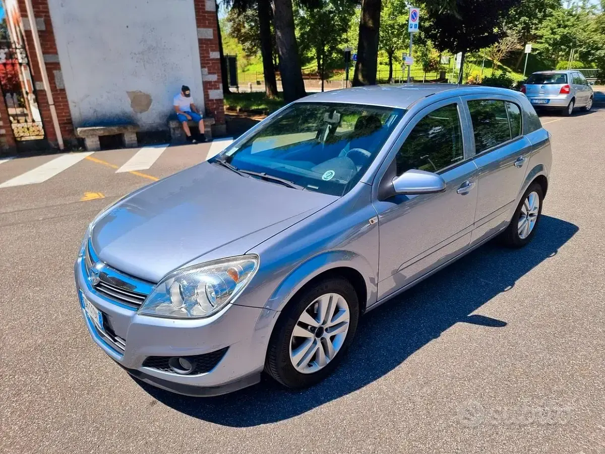 Usata Opel Astra 90 CV (66 kW) 2007 Grigio Berlina