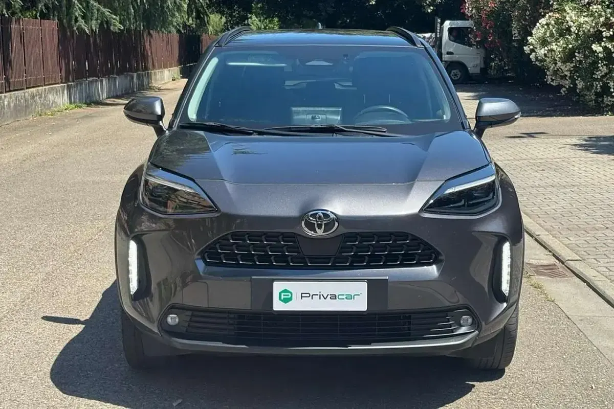 Usata Toyota Yaris Hybrid Lounge 92 CV (67 kW) 2024 Grigio Station wagon