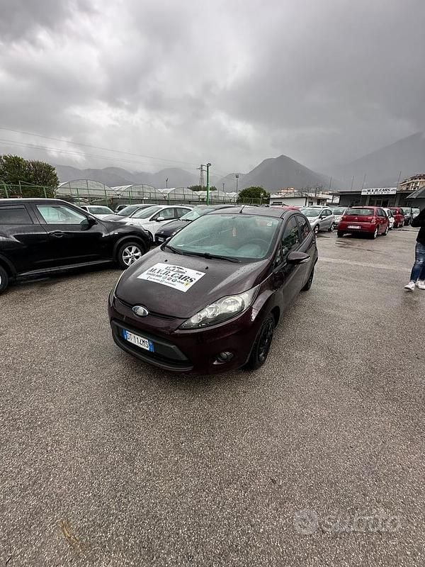 Usata Ford Fiesta Titanium 82 CV (60 kW) 2009 Viola Utilitaria