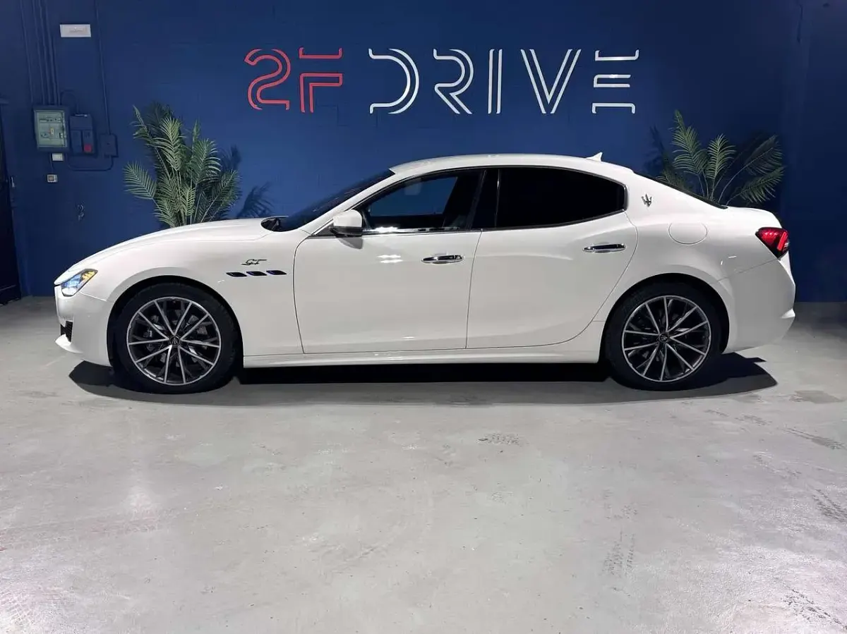 Usata Maserati Ghibli GT 330 CV (242 kW) 2023 Bianco pastello Berlina