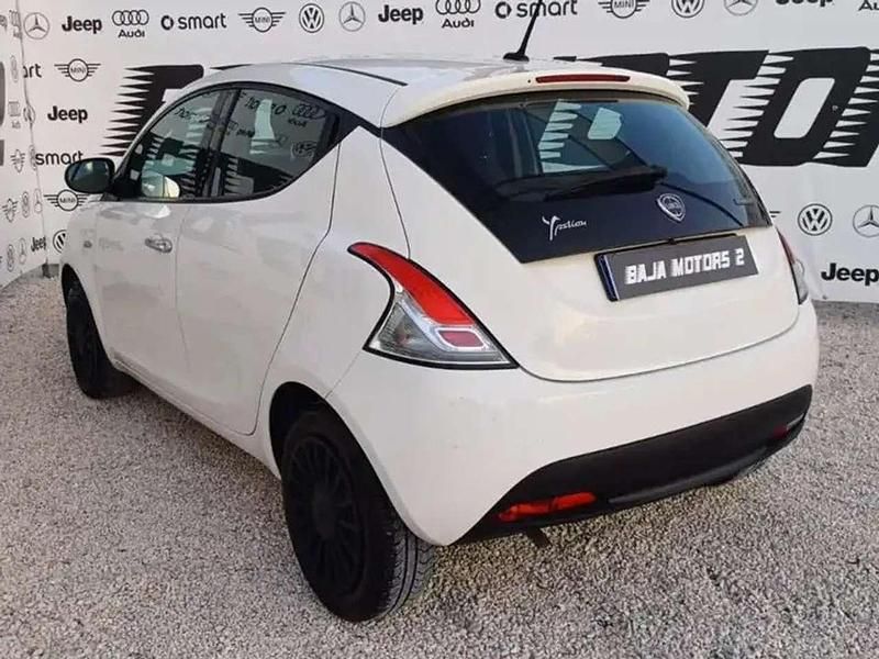 Usata Lancia Ypsilon Silver 69 CV (50 kW) 2022 Bianco Utilitaria