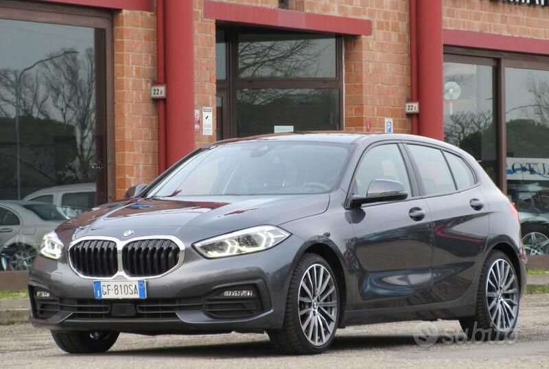 Mineralgrau metallic Usata 2021 BMW 120 Advantage Due volumi | 28.000 € (Buon prezzo) - Immagine 1/4