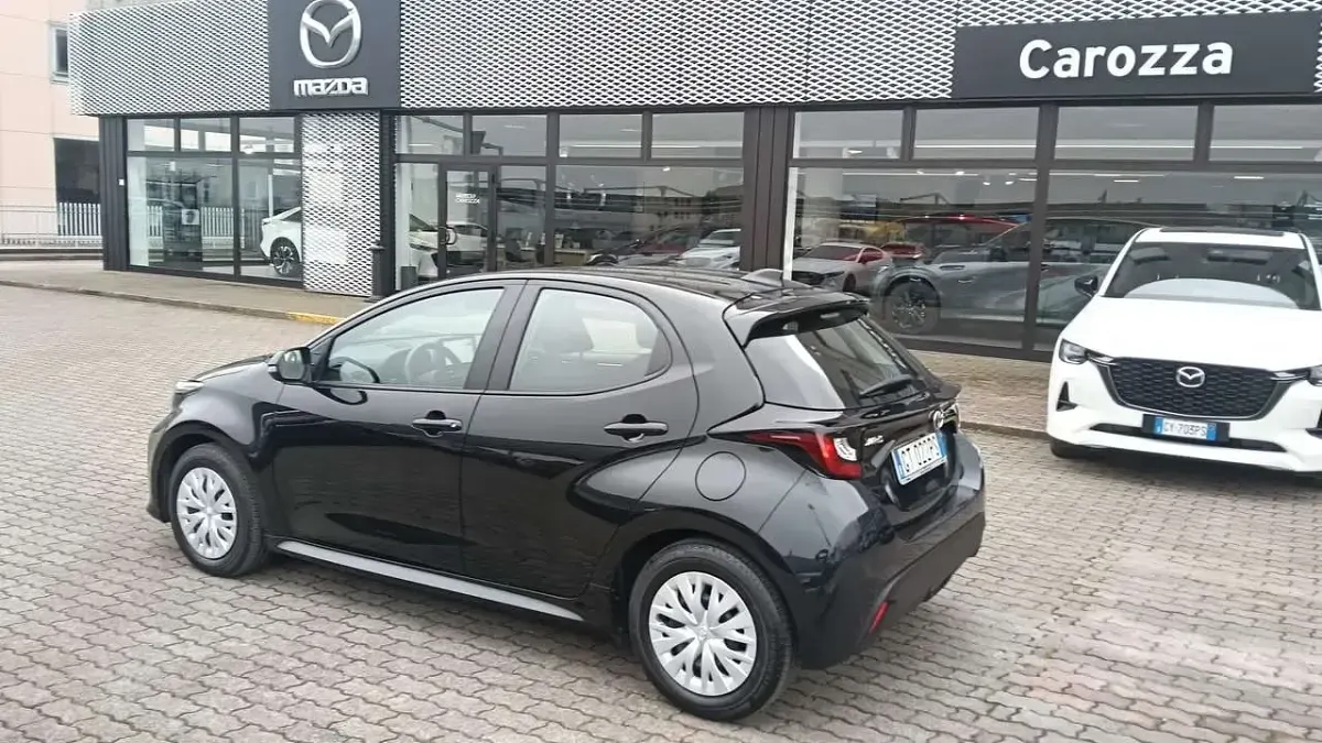 Usata Toyota Yaris Hybrid Active 92 CV (67 kW) 2024 Nero Berlina