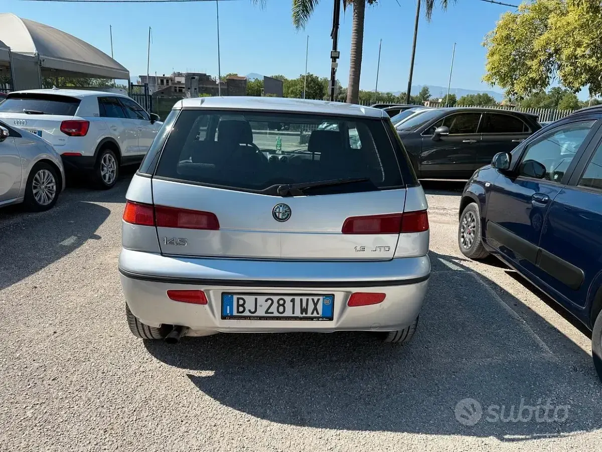 Usata Alfa Romeo 145 105 CV (77 kW) 2000 Grigio Utilitaria