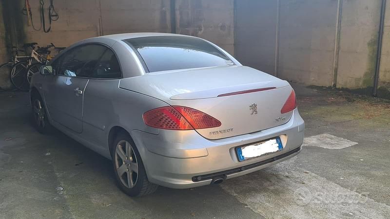 Usata Peugeot 307 CC 109 CV (80 kW) 2004 Grigio Cabrio