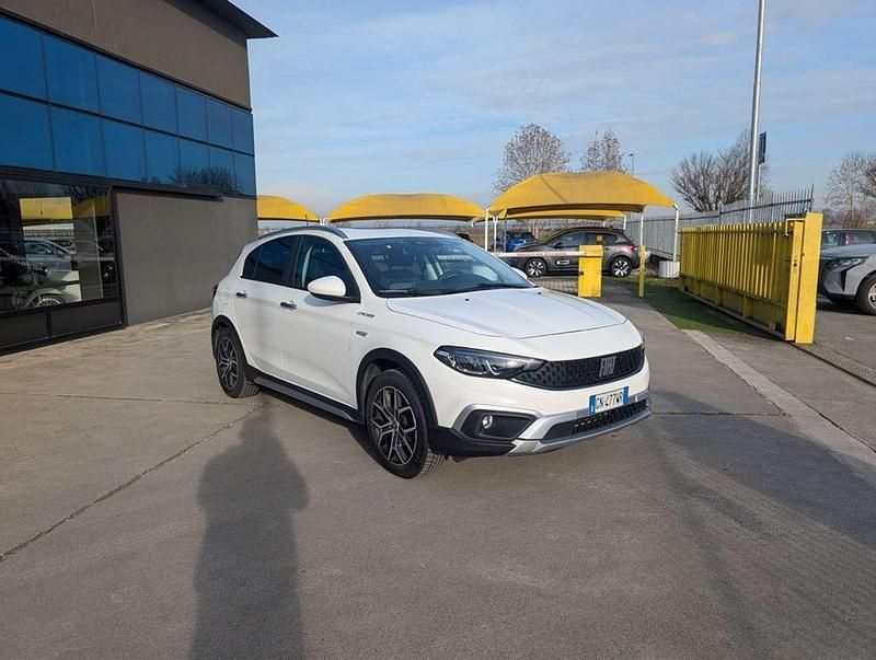 Usata Fiat Tipo Cross 101 CV (74 kW) 2023 Bianco gelato pastello Berlina