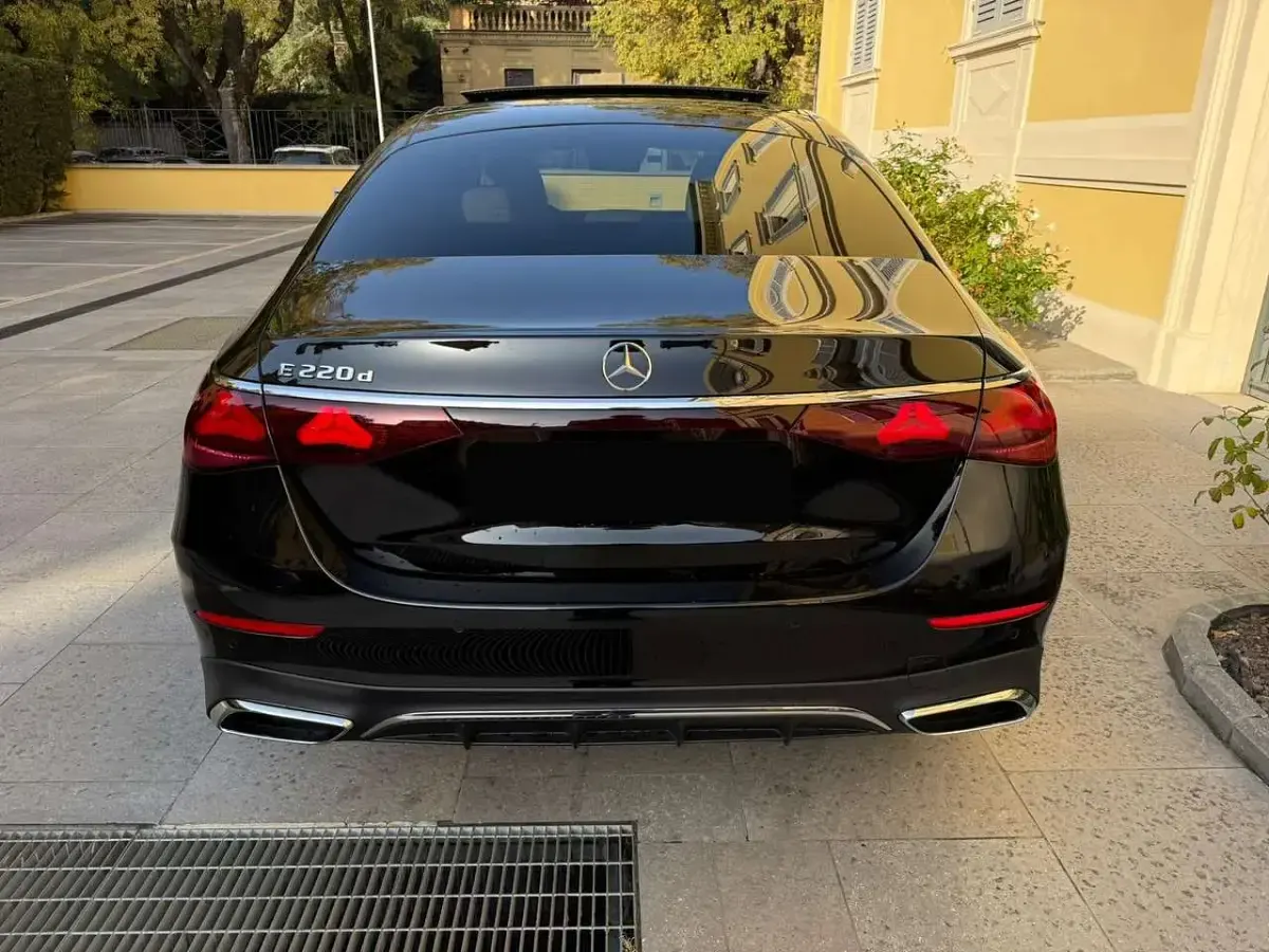Usata Mercedes E220 AMG Line Premium Plus 197 CV (144 kW) 2025 Nero ossidiana metallizzato Berlina
