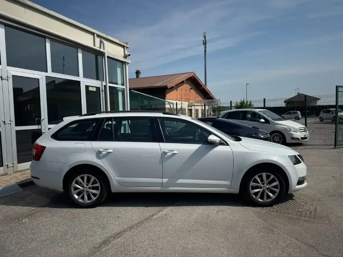 Usata Skoda Octavia Executive 116 CV (85 kW) 2020 Bianco Station wagon