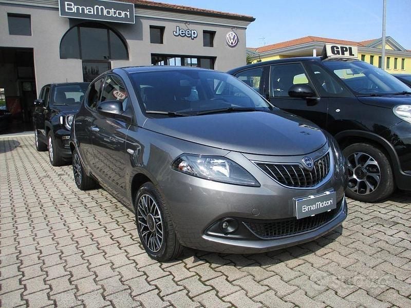 Usata Lancia Ypsilon 69 CV (50 kW) 2024 Grigio scuro Utilitaria