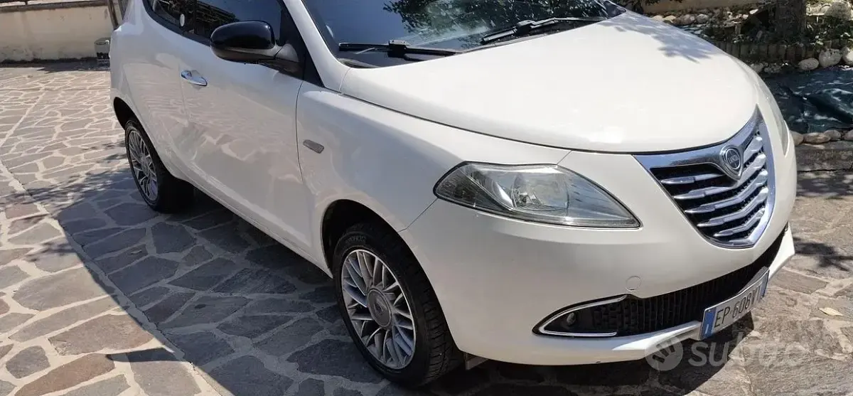 Usata Lancia Ypsilon 85 CV (62 kW) 2013 Bianco Utilitaria