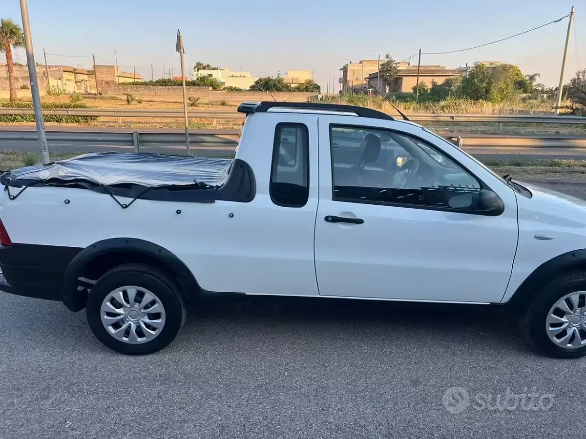 Usata Fiat Strada 84 CV (61 kW) 2006 Bianco Pick-up