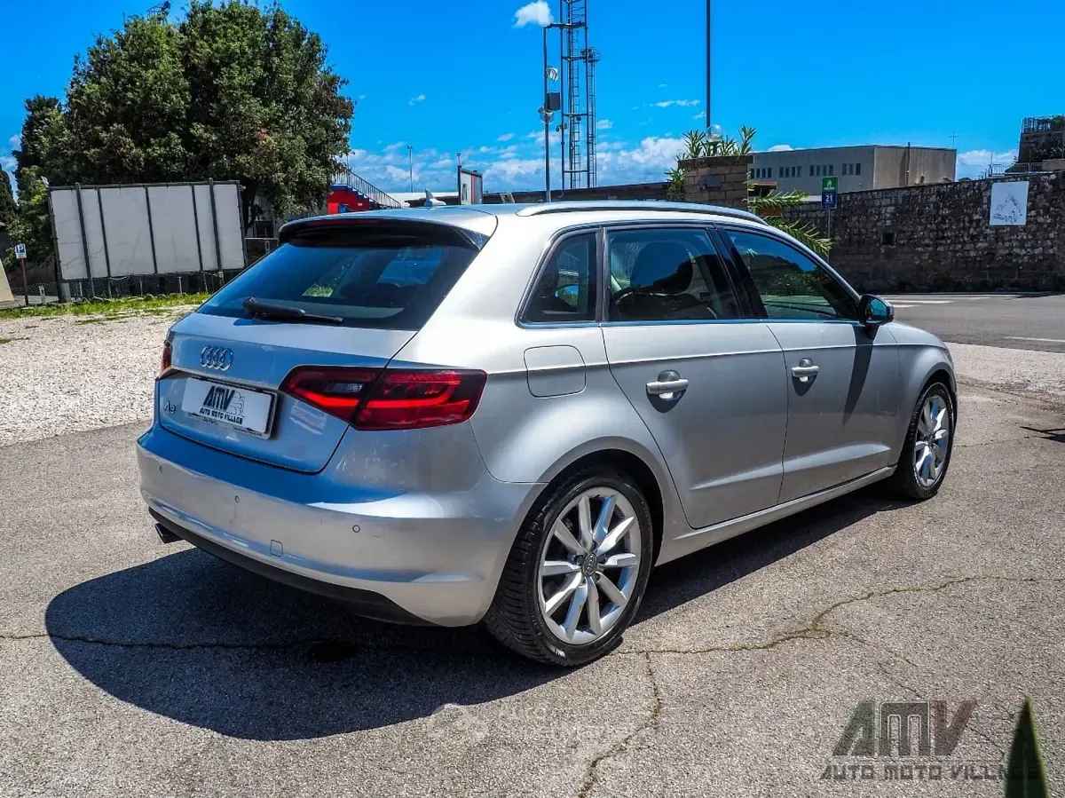 Usado Audi A3 Attraction 105 CV (77 kW) 2013 Plateado Berlina