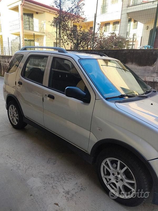 Usata Suzuki Ignis 70 CV (51 kW) 2005 Grigio Utilitaria