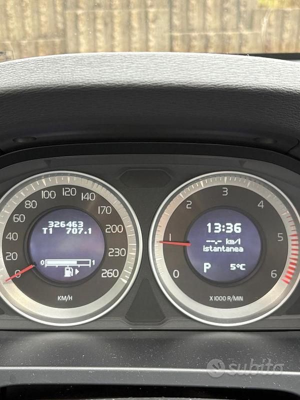 Usata Volvo V60 Kinetic 163 CV (119 kW) 2012 Nero Station wagon