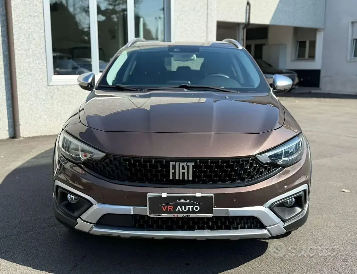Usata Fiat Tipo Cross 101 CV (74 kW) 2021 Marrone Berlina