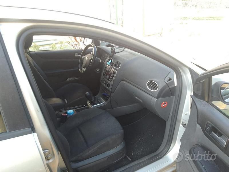 Usata Ford Focus 90 CV (66 kW) 2007 Grigio Station wagon