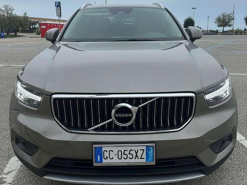 Beige Usata 2020 Volvo XC40 Momentum SUV | 18.500 € (Buon prezzo) - Immagine 1/4