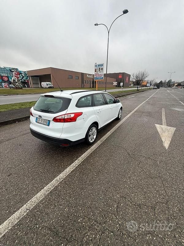 Usata Ford Focus 115 CV (84 kW) 2013 Bianco Station wagon