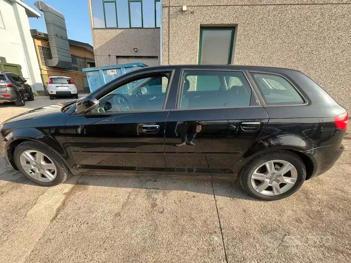 Usado Audi A3 Ambition 90 CV (66 kW) 2010 Negro Utilitario