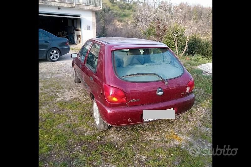 Usata Ford Fiesta 75 CV (55 kW) 1997 Rosso Utilitaria