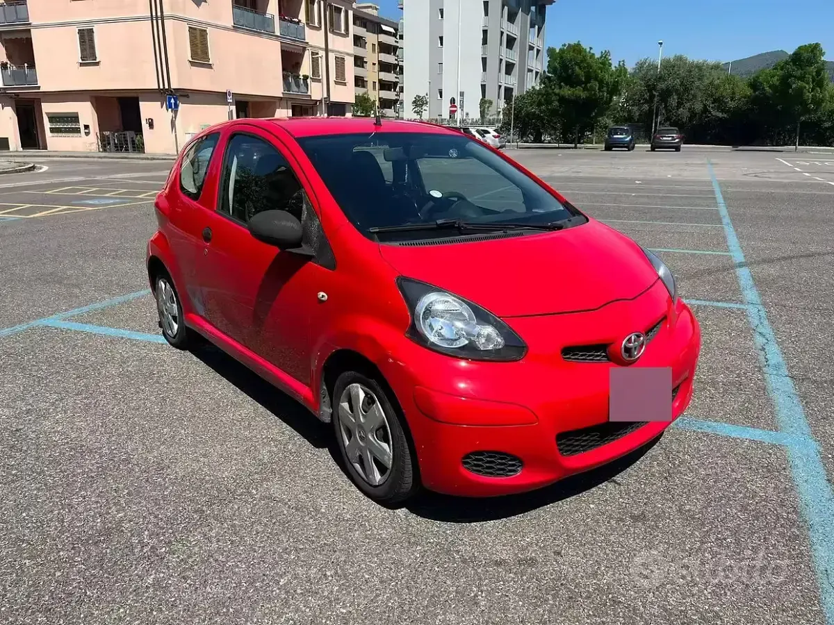 Usata Toyota Aygo Connect Style 68 CV (50 kW) 2012 Rosso Utilitaria
