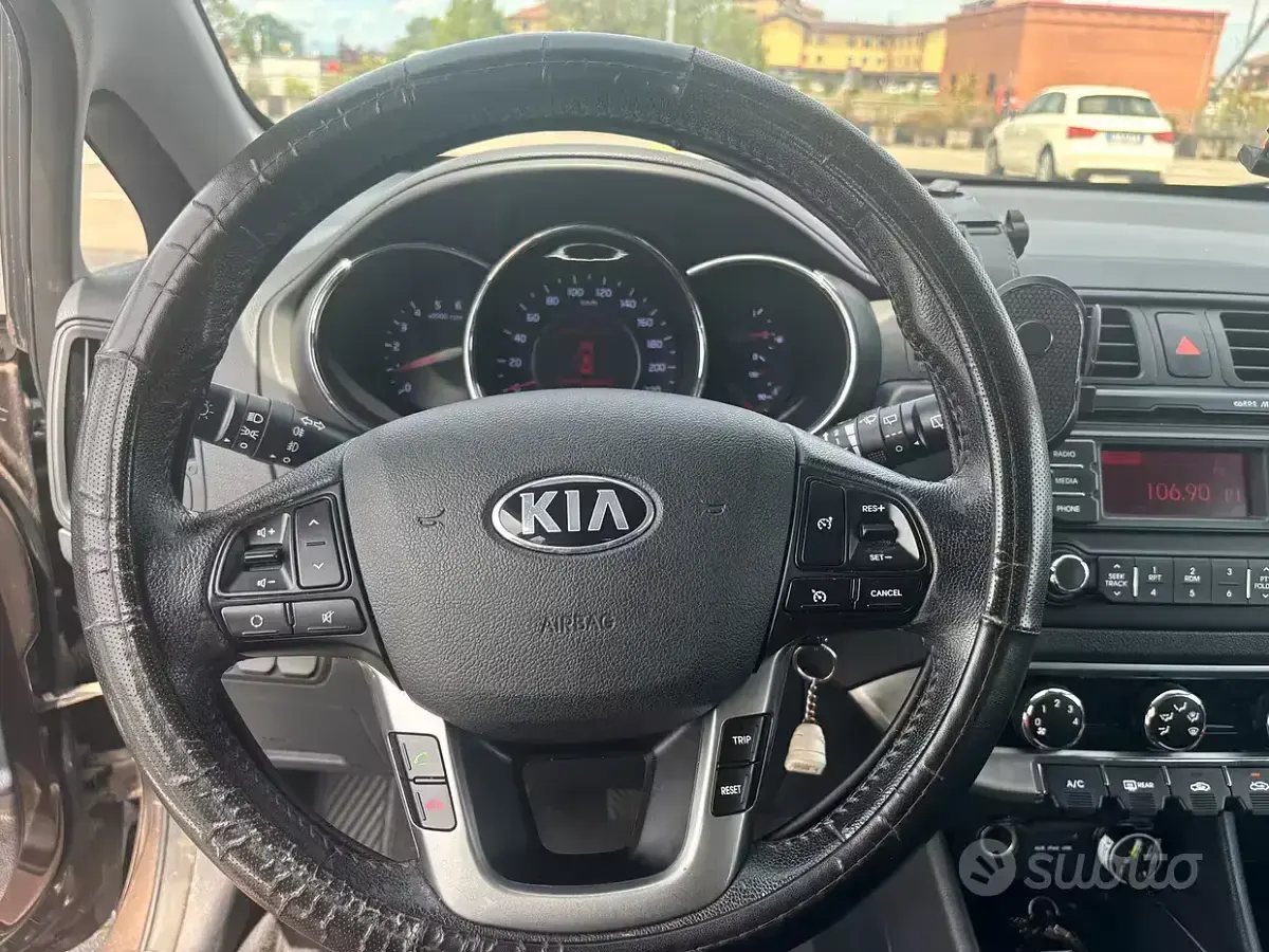 Usata Kia Rio 75 CV (55 kW) 2013 Marrone Berlina