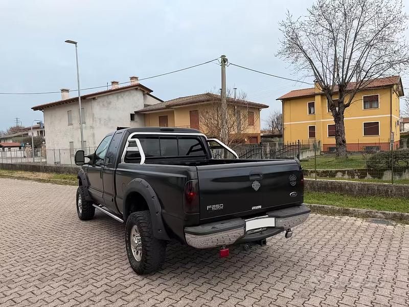 Usata Ford V8 XLT 260 CV (191 kW) 2001 Nero SUV