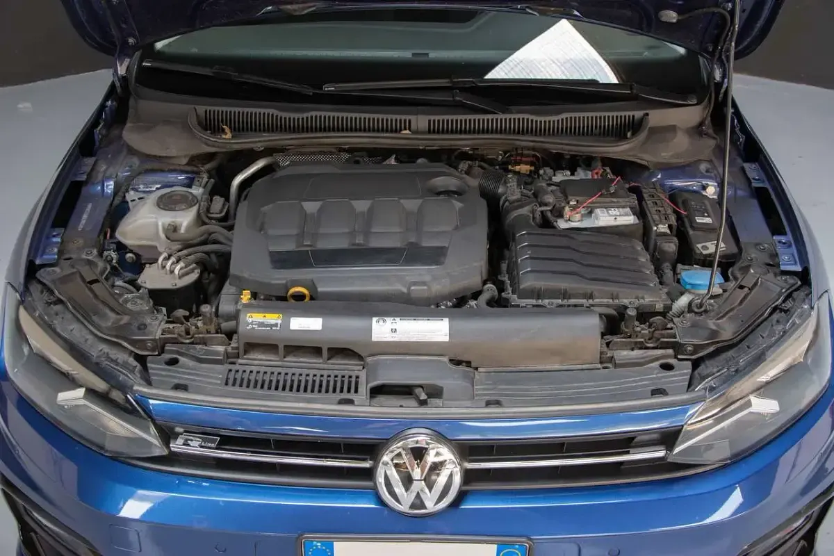 Usata VW Polo R-line 95 CV (69 kW) 2020 Blu/azzurro Utilitaria