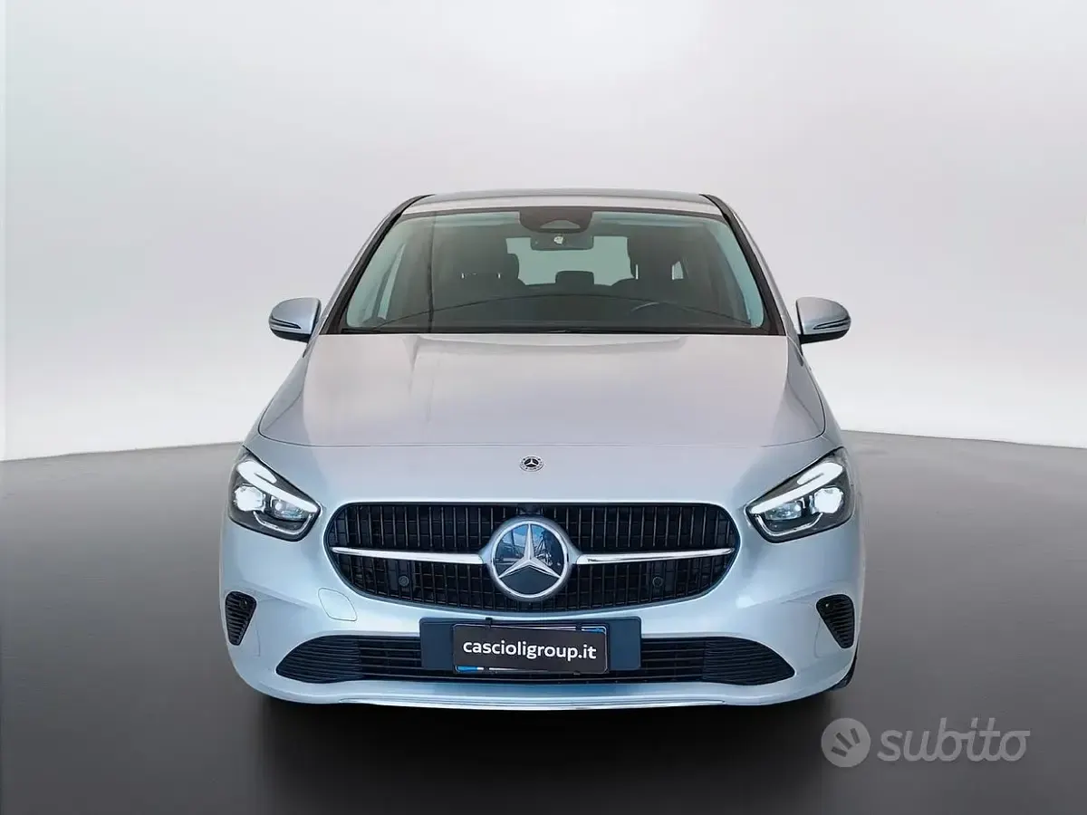 Usata Mercedes B180 Advanced 116 CV (85 kW) 2023 Argento iridio Utilitaria