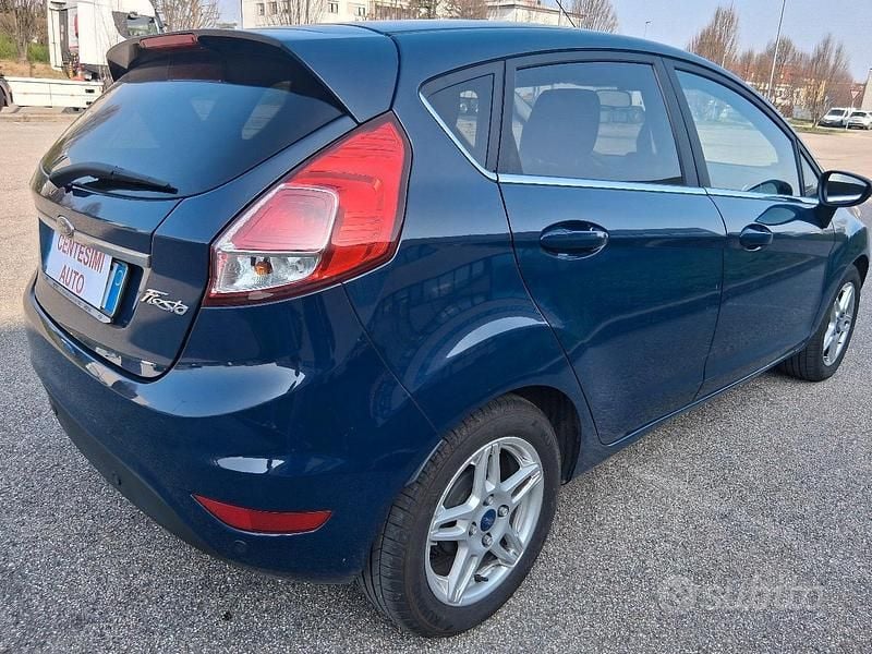 Usata Ford Fiesta 74 CV (54 kW) 2015 Blu Berlina