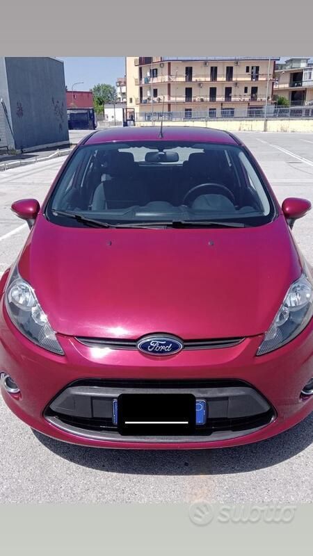 Rosso Usata 2012 Ford Fiesta Due volumi | 4500 € (Buon prezzo) - Immagine 1/4