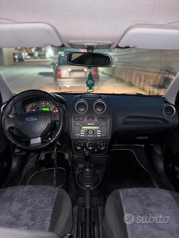 Usado Ford Fiesta 68 HP (50 kW) 2008 Preto Citadino