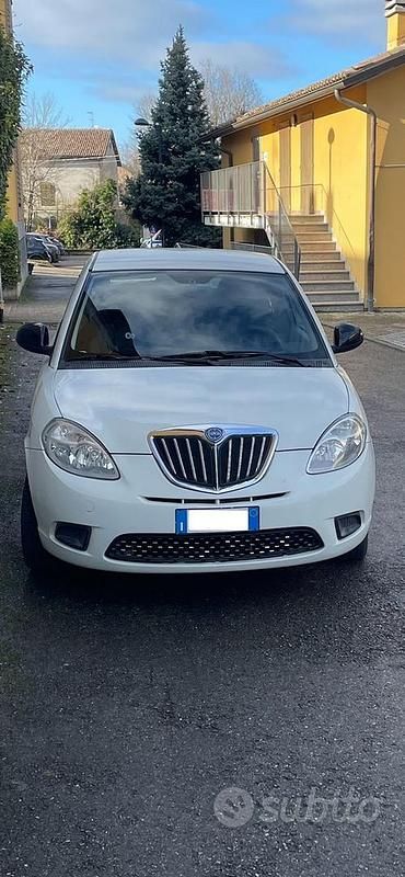 Usata Lancia Ypsilon 75 CV (55 kW) 2011 Bianco Utilitaria