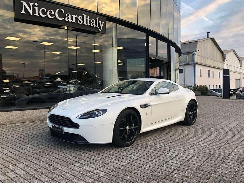 Bianco Usata 2012 Aston Martin V8 Vantage Coupé | 68.500 € (Cara) - Immagine 1/4