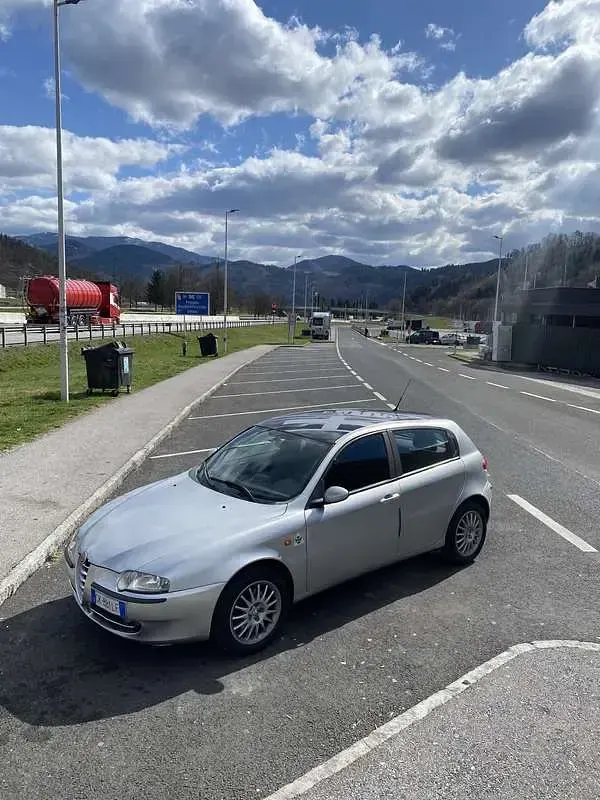 Usata Alfa Romeo 147 Distinctive 105 CV (77 kW) 2001 Utilitaria