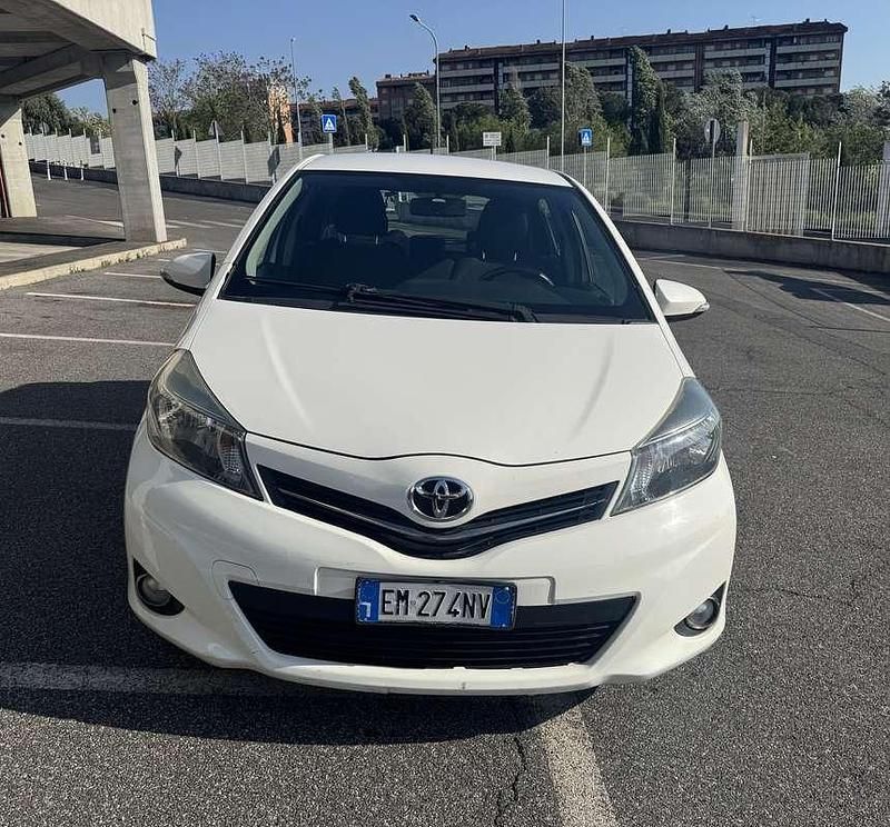 Usata Toyota Yaris Active 90 CV (66 kW) 2012 Bianco Utilitaria