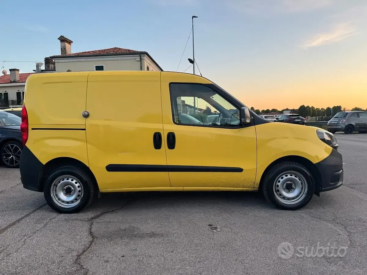Usata Fiat Doblò 95 CV (69 kW) 2019 Giallo Monovolume