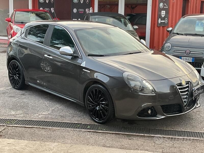 Bianco Usata 2012 Alfa Romeo Giulietta Quadrifoglio Due volumi | 9999 € (Ottimo prezzo) - Immagine 1/4
