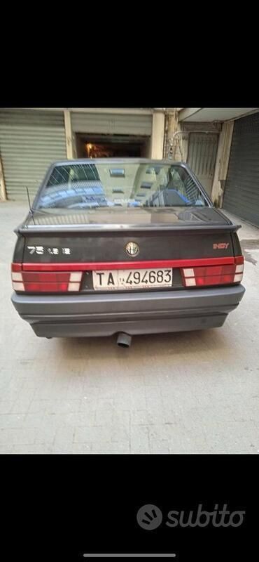 Usata Alfa Romeo 75 120 CV (88 kW) 1992 Grigio Berlina