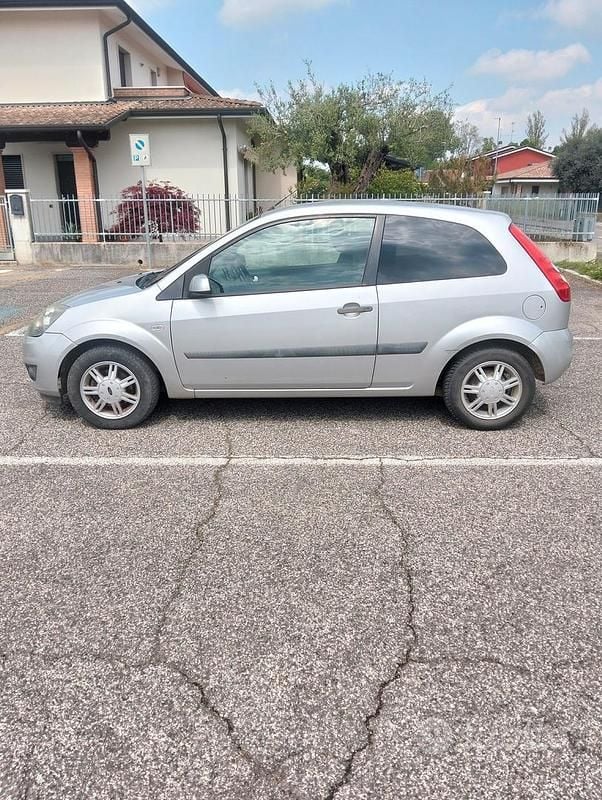Usata Ford Fiesta 75 CV (55 kW) 2006 Grigio Utilitaria