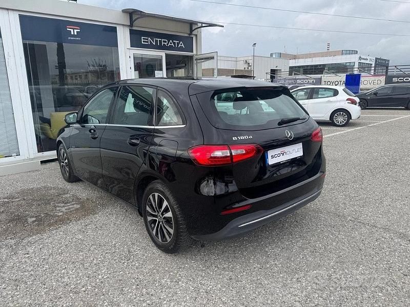 Usata Mercedes 180 2022 Nero Berlina