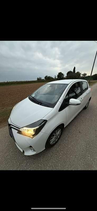 Bianco Usata 2015 Toyota Yaris Tre volumi | 8800 € (Buon prezzo) - Immagine 1/4