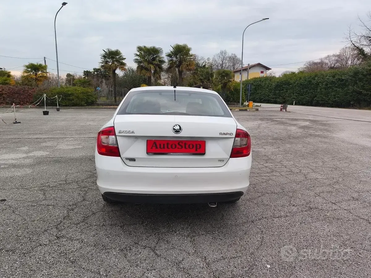 Usata Skoda Rapid 105 CV (77 kW) 2013 Bianco Utilitaria