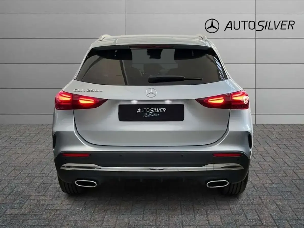 Usata Mercedes GLA250 AMG Line Premium 163 CV (119 kW) 2024 Argento SUV