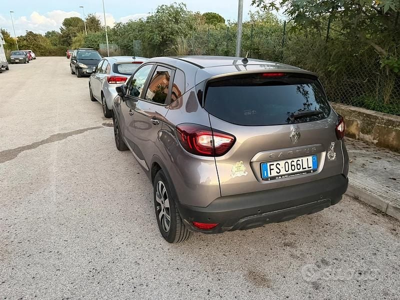 Usado Renault Captur 90 CV (66 kW) 2018 Gris SUV