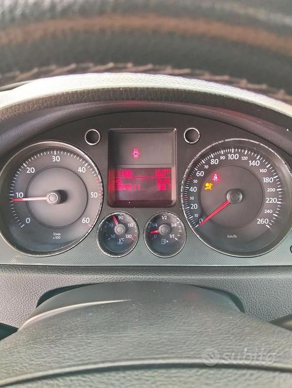 Grigio Usata 2006 VW Passat Tre volumi | 2400 € (Buon prezzo) - Immagine 1/4