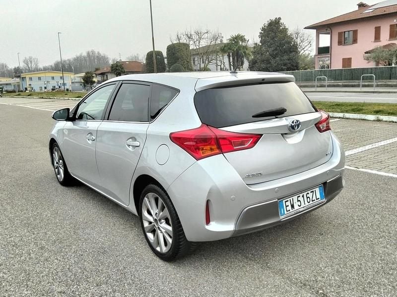 Usata Toyota Auris Hybrid 99 CV (72 kW) 2014 Grigio Berlina