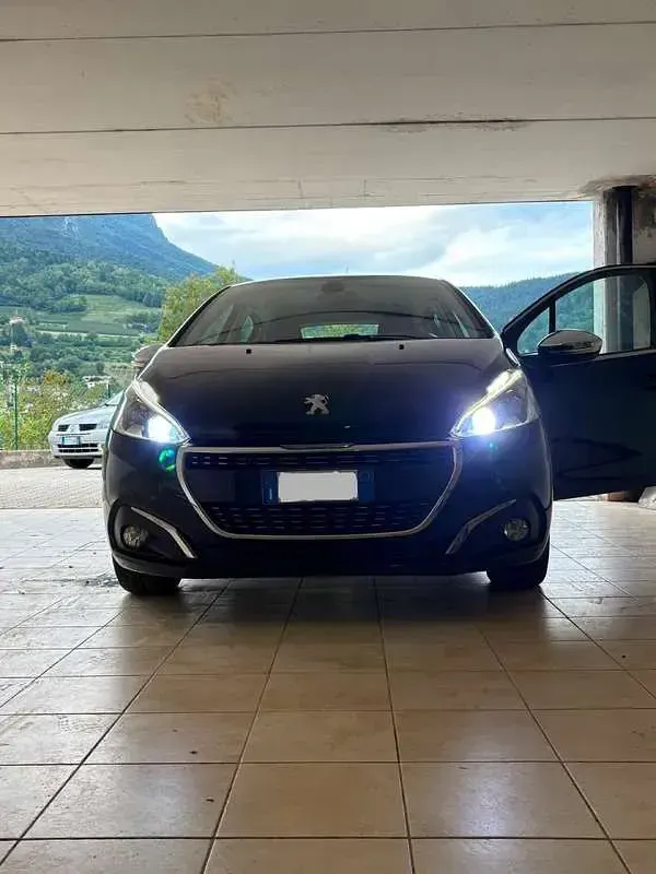 Usata Peugeot 208 Allure 75 CV (55 kW) 2017 Nero Utilitaria
