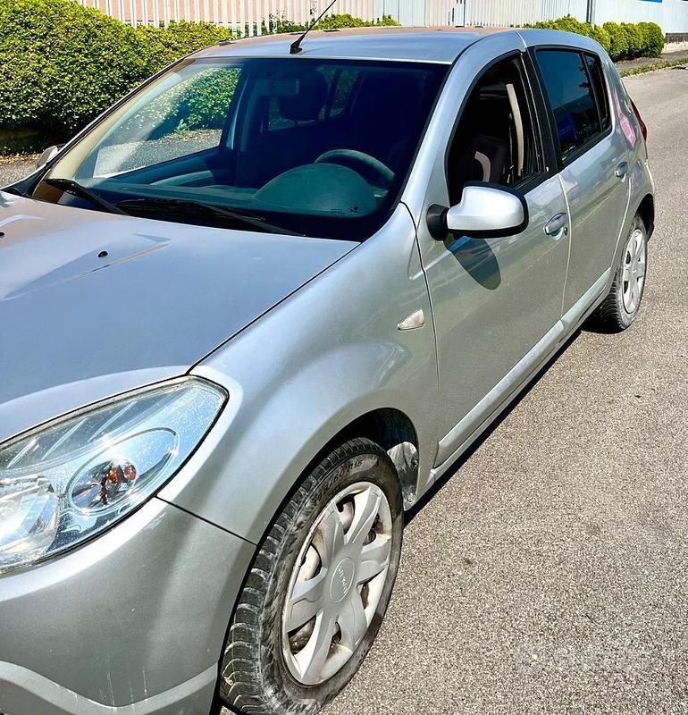 Usata Dacia Sandero 75 CV (55 kW) 2008 Grigio Monovolume
