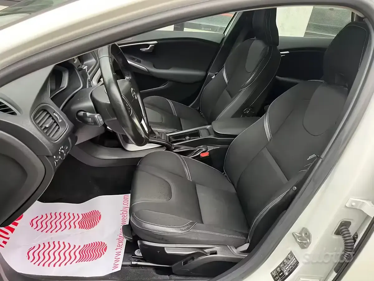 Gebraucht Volvo V40 Business Edition 120 PS (88 kW) 2019 Weiß Limousine